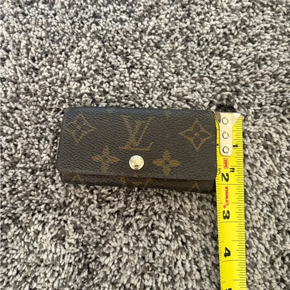 Louis Vuitton Vintage Monogram Four Key Holder - Picture 5 of 11